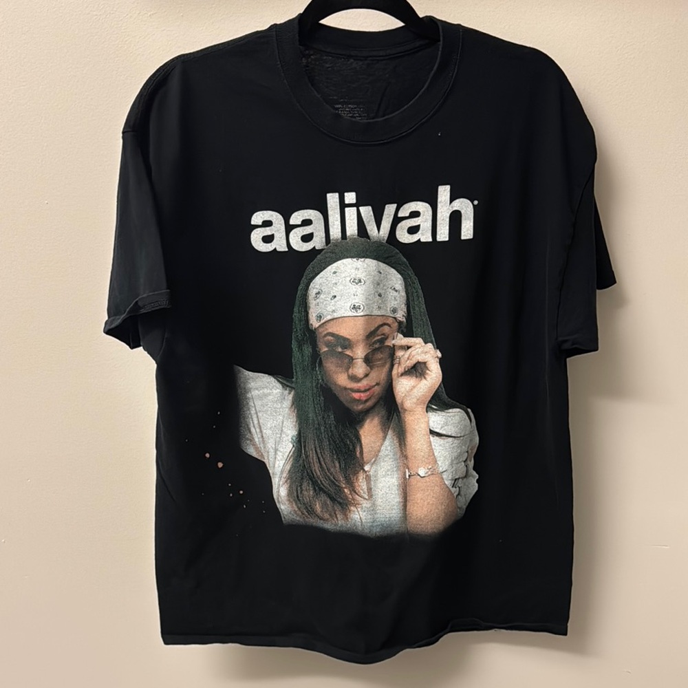 Aaliyah T-shirt Size XL Color Black White
